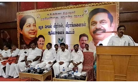 கூட்டத்தில் அ.தி.மு.க. மாநில செயலாளர் அன்பழகன் பேசிய காட்சி. 