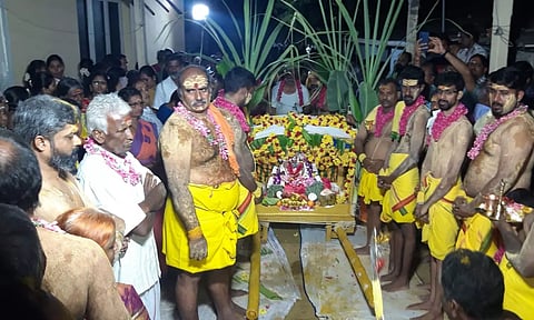 கோவை வெள்ளக்கிணர் அம்மன் கோவிலில் நவராத்திரி கொலு