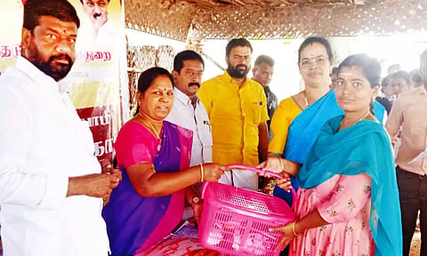 அமைச்சர் என்.கயல்விழி செல்வராஜ் அவர்கள் கர்ப்பிணி பெண் ஒருவருக்கு ஊட்டசத்து பெட்டகம் வழங்கிய காட்சி.