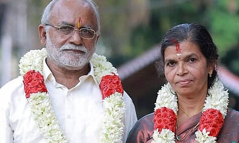 மனைவி இறந்ததால் விரக்தியில் வாழ்ந்த 62 வயது தந்தைக்கு திருமணம் செய்துவைத்த மகள்
