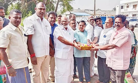 கழிவுநீர் வாய்க்கால் அமைக்கும் பணியை பாஸ்கர் எம்.எல்.ஏ. தொடங்கி வைத்த காட்சி.