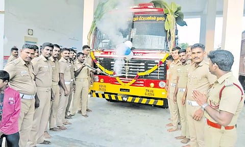 தீயணைப்பு வாகனங்களுக்கு சிறப்பு பூஜைகள் செய்யப்பட்டன.
