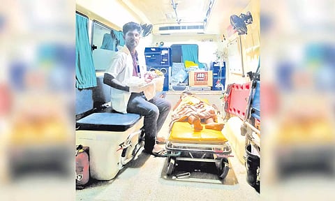 பிறந்த குழந்தையுடன் அவசர சிகிச்சை நிபுணர் சிதம்பரகண்ணன்.