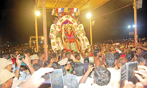 அம்மன் சிம்ம வாகனத்தில் வந்த காட்சி