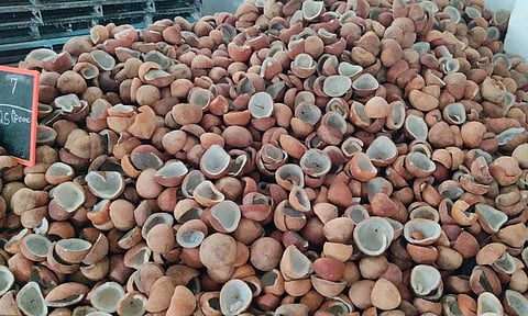 உடுமலை பகுதியில் விற்பனைக்கு குவித்து வைக்கப்பட்டுள்ள கொப்பரைகள்.