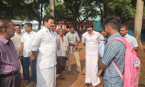 லோயர் கேம்ப் அரசு பள்ளியில் அமைச்சர் அன்பில் மகேஷ் இன்று திடீர் ஆய்வு செய்து மாணவர்களிடம் குறைகளை கேட்டறிந்தார்.
