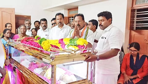 முன்னாள் எம்.எல்.ஏ. வேல்துரை உடலுக்கு ரூபி மனோகரன் எம்.எல்.ஏ. அஞ்சலி செலுத்திய காட்சி. அருகில் ராஜேஷ்குமார் எம்.எல்.ஏ., வி.பி.துரை மற்றும் நிர்வாகிகள் உள்ளனர். 