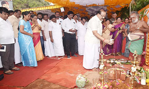ஒட்டன்சத்திரம் குழந்தை வேலப்பர் கோவில் மலைப்பாதையில் நடைபாதை அமைக்கும் பணிகளை அமைச்சர் அர.சக்கரபாணி அடிக்கல் நாட்டி தொடங்கி வைத்தார்.