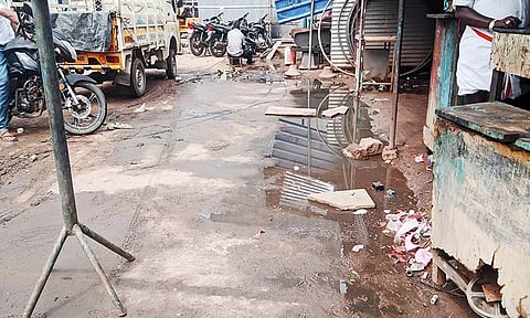 சாலையில் தேங்கியுள்ள கழிவுநீர்.