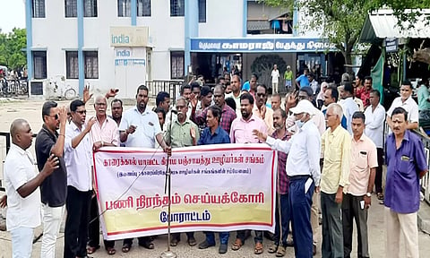 புதுவை அரசை கண்டித்து, காரைக்காலில் கிராம பஞ்சாயத்து ஊழியர்கள் ஆர்ப்பாட்டம் செய்தனர்.