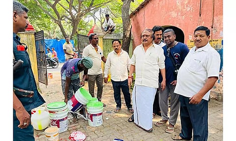 கென்னடி எம்.எல்.ஏ.விடம் கோரிக்கை வைத்த காட்சி.