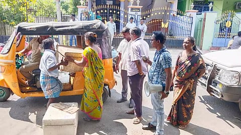 மீன் கடைகளை போலீசார் உதவியுடன் கொம்யூன் பஞ்சாயத்து ஊழியர்கள் அகற்றிய காட்சி.