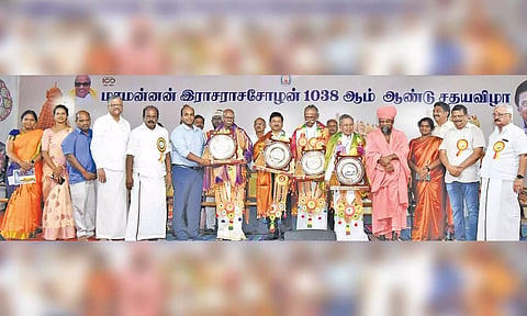விழாவில் 4 பேருக்கு மாமன்னன் ராஜராஜன் விருதினை கலெக்டர் தீபக்ஜேக்கப் வழங்கினார்.