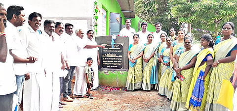 பள்ளி நடைபாதை தளம் திறப்பு