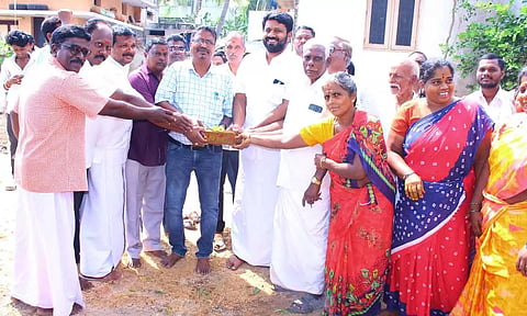 ரூ.36 லட்சம் மதிப்பில் சாலை வசதிகளை செந்தில்குமார் எம்.எல்.ஏ. தொடங்கி வைத்த காட்சி.