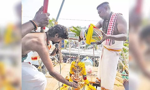 கோபுர கலசத்தில் புனிதநீர் ஊற்றி கும்பாபிஷேகம் நடந்தது.