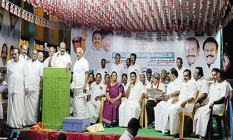 கூட்டத்தில் முன்னாள் அமைச்சர் நத்தம் விசுவநாதன் பேசினார்.