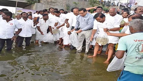 மீன்வளத்துறையின் சார்பில் நாட்டின மீன் குஞ்சுகளை ஆறுகளில் இருப்பு செய்தல் திட்டத்தின் கீழ் முதற்கட்டமாக 1 லட்சம் மீன் விரலிகளை இருப்பு வைக்கும் பணியினை மேட்டூர் தெர்மல் 4 ரோடு மேம்பாலம் பகுதியில் நகராட்சி நிர்வாகத் துறை அமைச்சர் கே.என்.நேரு இன்று தொடங்கி வைத்தார். அருகில் சேலம் மாவட்ட கலெக்டர் கார்மேகம், சேலம் வடக்கு ராஜேந்திரன் எம்.எல்.ஏ., மேட்டூர் சதாசிவம் எம்.எல்.ஏ. மற்றும் அலுவலர்கள் உள்ளனர்.