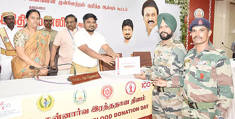 ரத்த தான முகாம் அமைப்பாளர்களுக்கு கலெக்டர் ஜெயசீலன் பாராட்டு சான்றிதழ்களை வழங்கினார்.