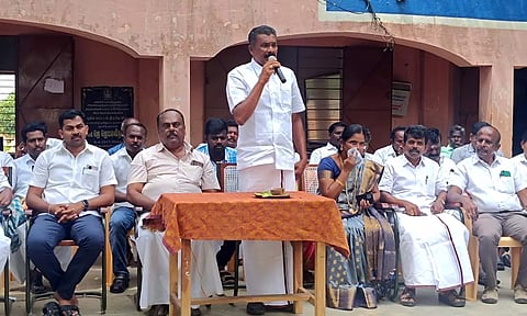 விழாவில் தெற்கு மாவட்ட தி.மு.க.பொறுப்பாளர் ஜெயபாலன் பேசிய காட்சி.