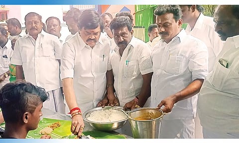 மறையூரில் நடந்த மருதுபாண்டியர்கள் குருபூஜை விழாவில் முன்னாள் அமைச்சர் ராஜேந்திரபாலாஜி அன்னதானத்தை தொடங்கி வைத்தார். 