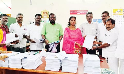 வரைவு வாக்காளர் பட்டியலை கோட்டாட்சியர் அர்ச்சனா வெளியிட்டார்.