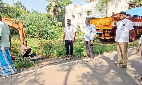 வாய்க்கால் தூர்வாரும் பணி நடந்தது.