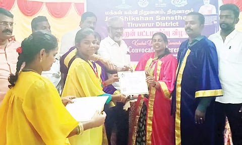 பயனாளிகளுக்கு பட்டங்கள் வழங்கப்பட்டது.