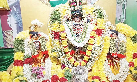 சிறப்பு அலங்காரத்தில் அருள்பாலித்த கலியுக வெங்கடேச பெருமாள்.
