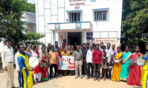 விழிப்புணர்வு பேரணியில் கலந்துகொண்டவர்களை படத்தில் காணலாம்.