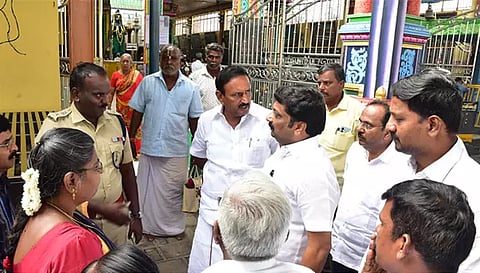 நாமக்கல் ஆஞ்சநேயர் கோவிலில் கும்பாபிஷேக விழா ஏற்பாடுகளை ராஜேஷ்குமார் எம்.பி. ஆய்வு செய்தார். ஆய்வின்போது கலெக்டர் உமா, போலீஸ் சூப்பிரண்டு ராஜேஷ்கண்ணன், அனைத்துதுறை அதிகாரிகள், அறங்காவல் குழு தலைவர் நல்லுசாமி மற்றும் உறுப்பினர்கள் உள்ளனர்.