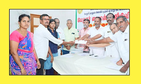 மாணவிக்கு பரிசு வழங்கியபோது எடுத்த படம்.