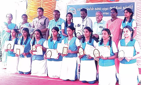 போட்டிகளில் வெற்றிபெற்ற மாணவிகளுக்கு கேடயம், சான்றிதழ் வழங்கப்பட்டது.