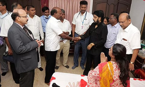இயக்குனர் விக்ரமன் மனைவியை நேரில் சென்று சந்தித்த அமைச்சர்