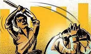 சாலையில் சென்றவரை வழிமறித்துகொலைவெறி தாக்குதல் நடத்திய மர்ம நபர்கள்விழுப்புரத்தில் பரபரப்பு