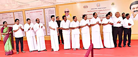 மதுரையில் 2 இடங்களில் உயர்மட்ட பாலங்கள் கட்டுவதற்கான பணிகளை முதல்-அமைச்சர் மு.க.ஸ்டாலின் அடிக்கல் நாட்டி தொடங்கிவைத்த காட்சி. அருகில் அமைச்சர்கள் ஏ.வ.வேலு, சாத்தூர் ராமச்சந்திரன், மூர்த்தி, தங்கம் தென்னரசு, பழனிவேல் தியாகராஜன், வெங்கடேசன் எம்.பி., கலெக்டர் சங்கீதா, தளபதி எம்.எல்.ஏ. மற்றும் பலர் உள்ளனர்.