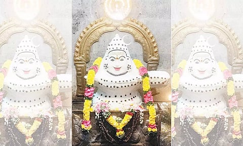 அன்னாபிஷேக அலங்காரத்தில் அருள்பாலித்த ஆதிகைலாசநாதர்.