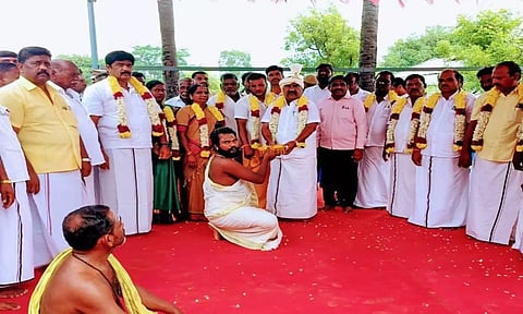 சாலை விரிவாக்கப் பணிகளை அமைச்சர் செஞ்சி மஸ்தான் பூஜை போட்டு தொடங்கி வைத்தார்.