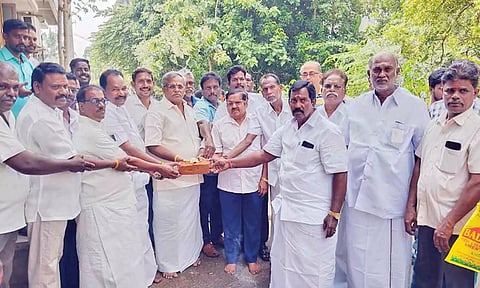 கழிவுநீர் வாய்க்கால் அமைக்கும் பணியை சபாநாயகர் ஏம்பலம் செல்வம் தொடங்கி வைத்த காட்சி.