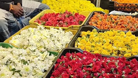 சுப விசேஷங்கள் இல்லாததால் பூக்களின் விலை வீழ்ச்சி