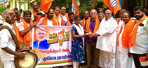 வெற்றிலை, பாக்கு வைத்து அழைப்பு விடுத்த பா.ஜ.க.வினர்