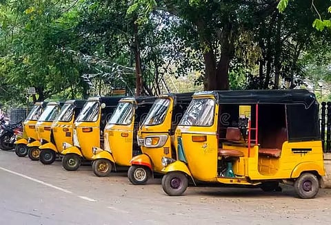 300 ஆட்டோக்களில் சென்று வரவேற்பு பேனர்கள் அமைப்பு