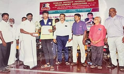 வெற்றி பெற்ற வீரர்களுக்கு தட்சணமாற நாடார் சங்க தலைவரும், மாவட்ட சதுரங்க கழக தலைவருமான ஆர்.கே. காளிதாசன் பரிசுகள் வழங்கினார்.