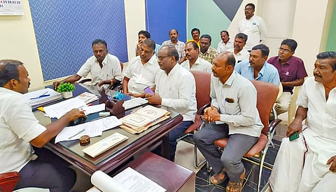 மாநகராட்சி அலுவலகத்தில் மேயர் ஜெகன் பெரியசாமியுடன் மினி பஸ் உரிமையாளர் சங்கத்தினர் பேச்சுவார்த்தை நடத்திய காட்சி.