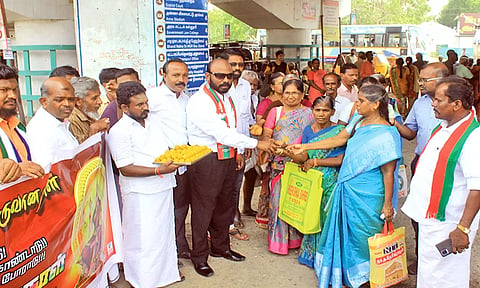 தமிழ்நாடு உருவான தினமான நவம்பர் 1-ந்தேதியை அரசு விடுமுறை நாளாக அறிவிக்க வேண்டும்- தமிழ் சான்றோர் பேரவையினர் தீர்மானம்