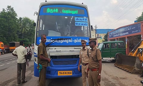 வட்டார போக்குவரத்து அதிகாரிகள் பஸ்சில் ஏர்ஹாரன் பொருத்தப்பட்டுள்ளதா என ஆய்வு செய்த போது எடுத்த படம். 