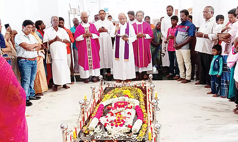 பூண்டி மாதா பேராலய வளாகத்தில் உள்ள அருட் தந்தை லூர்து சேவியர் கல்லறையில் மெழுகுவர்த்தி ஏற்றி வழிபாடு