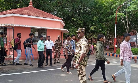 வருமான வரி சோதனை நடந்த போதிலும் வழக்கம்போல் செயல்பட்ட கல்லூரிகள்