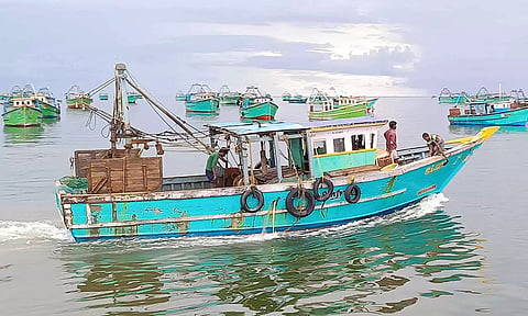 5 நாட்களுக்கு பின் இன்று கடலுக்கு சென்ற ராமேசுவரம் மீனவர்கள்: தனுஷ்கோடியில் கடல் கொந்தளிப்பு
