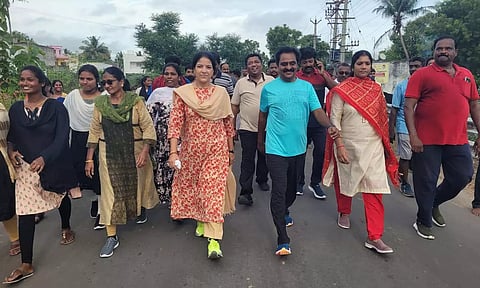 காஞ்சிபுரம் கலெக்டர் நடைபயிற்சி விழிப்புணர்வு முகாமை தொடங்கி வைத்து அவரும் நடந்து சென்றார்.
